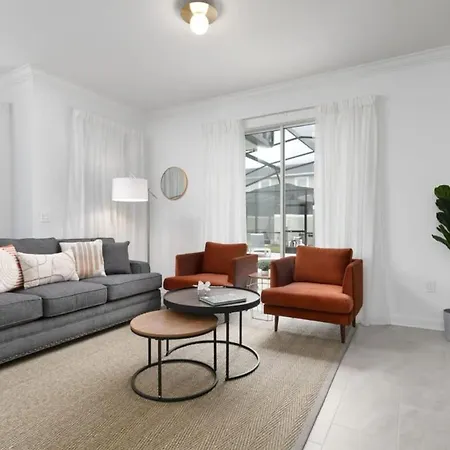 Modern Chic-Spacious, Private Pool, Prime Location
